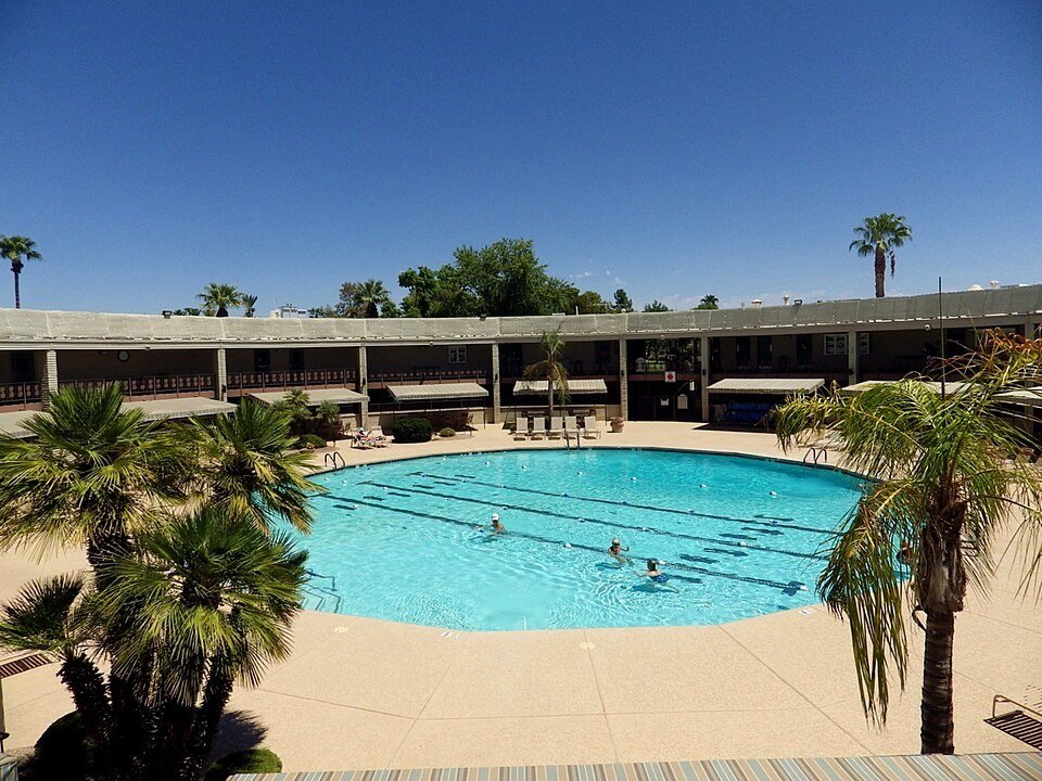 Outdoor swimming and recreation in Sun City
