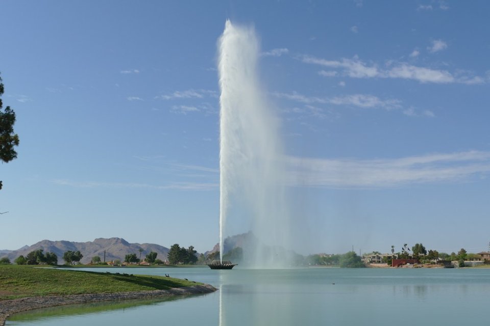 The fountain and lakeside paths at Fountain Park